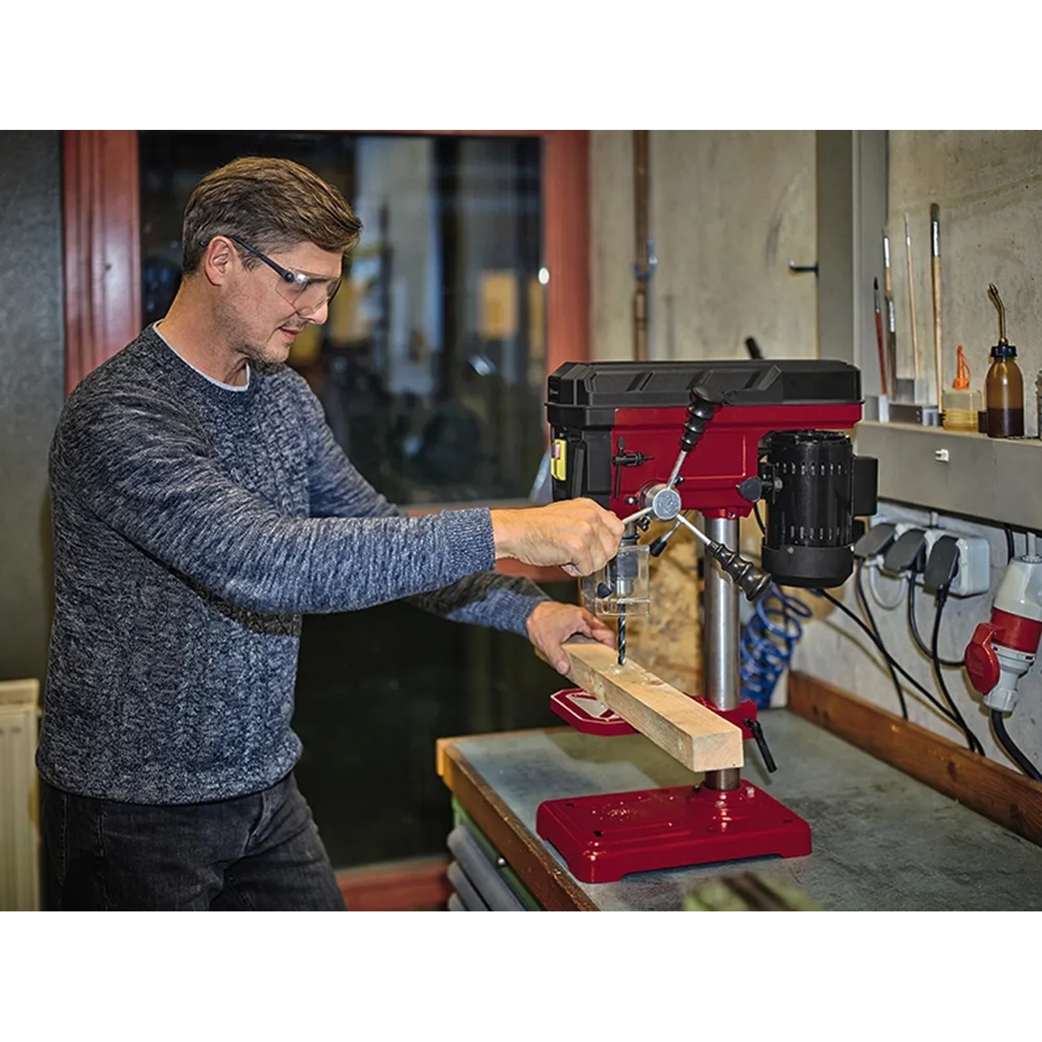 Einhell Säulenbohrmaschine TC-BD 500 beim Bohren von Holz. Tischbohrmaschine mit Tiefenanschlag.