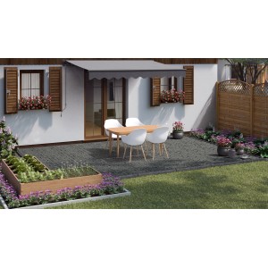Verlegte graue Basalt-Pflastersteine (9x9 cm) auf einer Terrasse mit Gartenmöbeln.