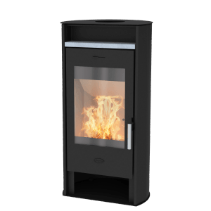 Schwarzer Fireplace Kaminofen Santa Fe (6 kW) mit Holzfach und brennendem Feuer.