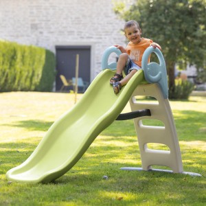 Smoby Life Wellenrutsche Funny mit Kind im Garten. Wasserrutsche mit 200 cm Rutschlänge.