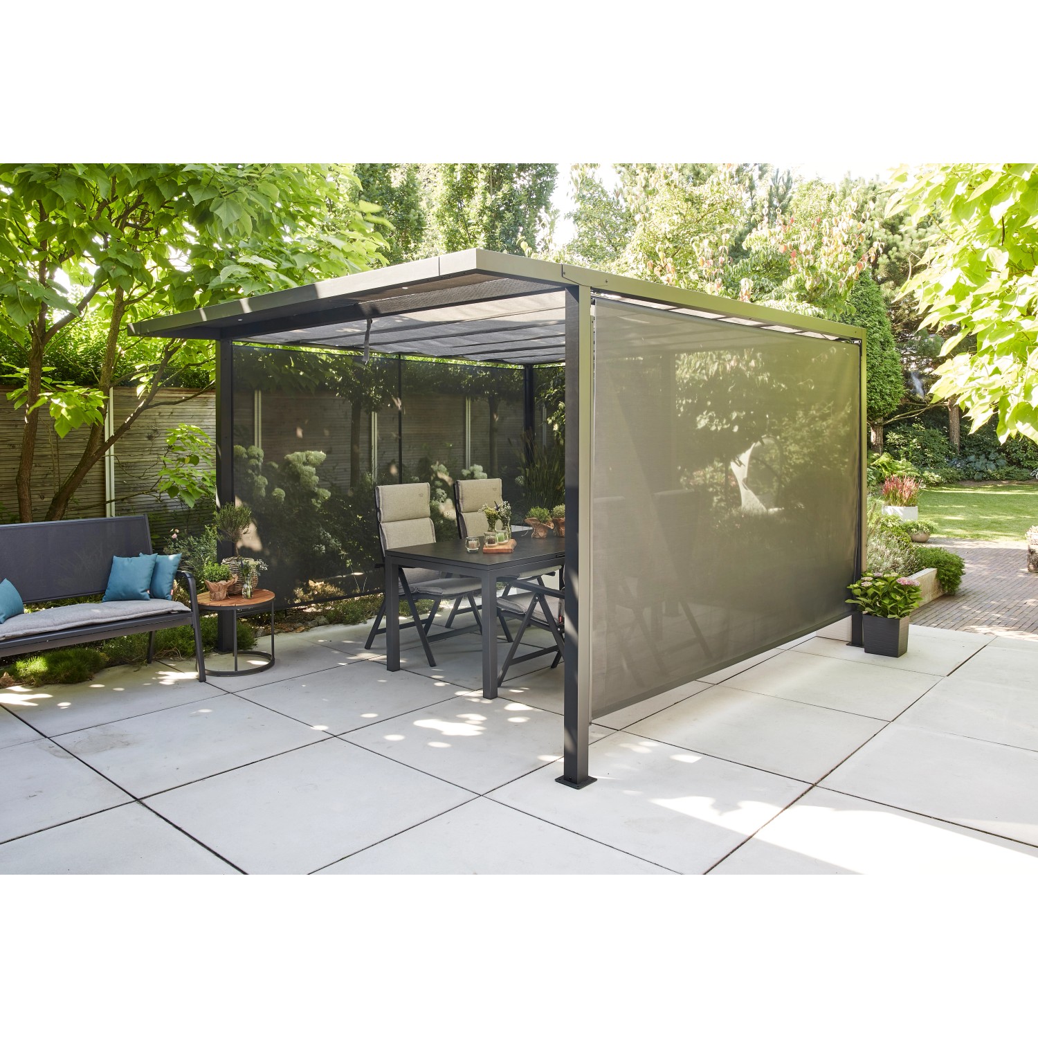 Siena Garden Pergola Schattenmanufaktur mit Seitenteil und Esstischgruppe im Garten.