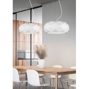 Zwei moderne, weiße Trio Pendelleuchten Zandor über einem Esstisch.