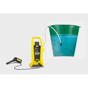 Kärcher Akku-Hochdruckreiniger K 2 Battery mit Zubehör und Wasserzufuhr aus Eimer.