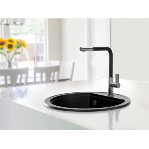 Schwarze, runde Miló Einbauspüle Olli 51 aus Granitverbundstoff mit Armatur auf weißer Arbeitsplatte.