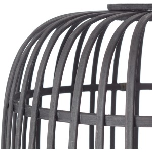 Detailaufnahme: Lampenschirm der schwarzen Dreibein-Stehlampe Woodrow aus Rattan.