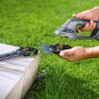 LUX Akku-Gras- und Strauchschere mit Aufsätzen und Teleskopstiel für Gartenarbeiten.