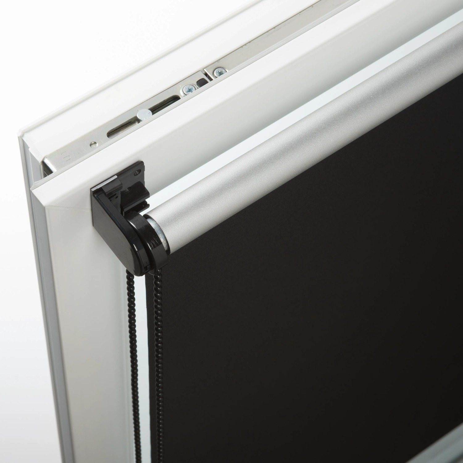 Gardinia EasyFix Thermo Rollo, 45x150 cm, Schwarz, am Fensterrahmen montiert.