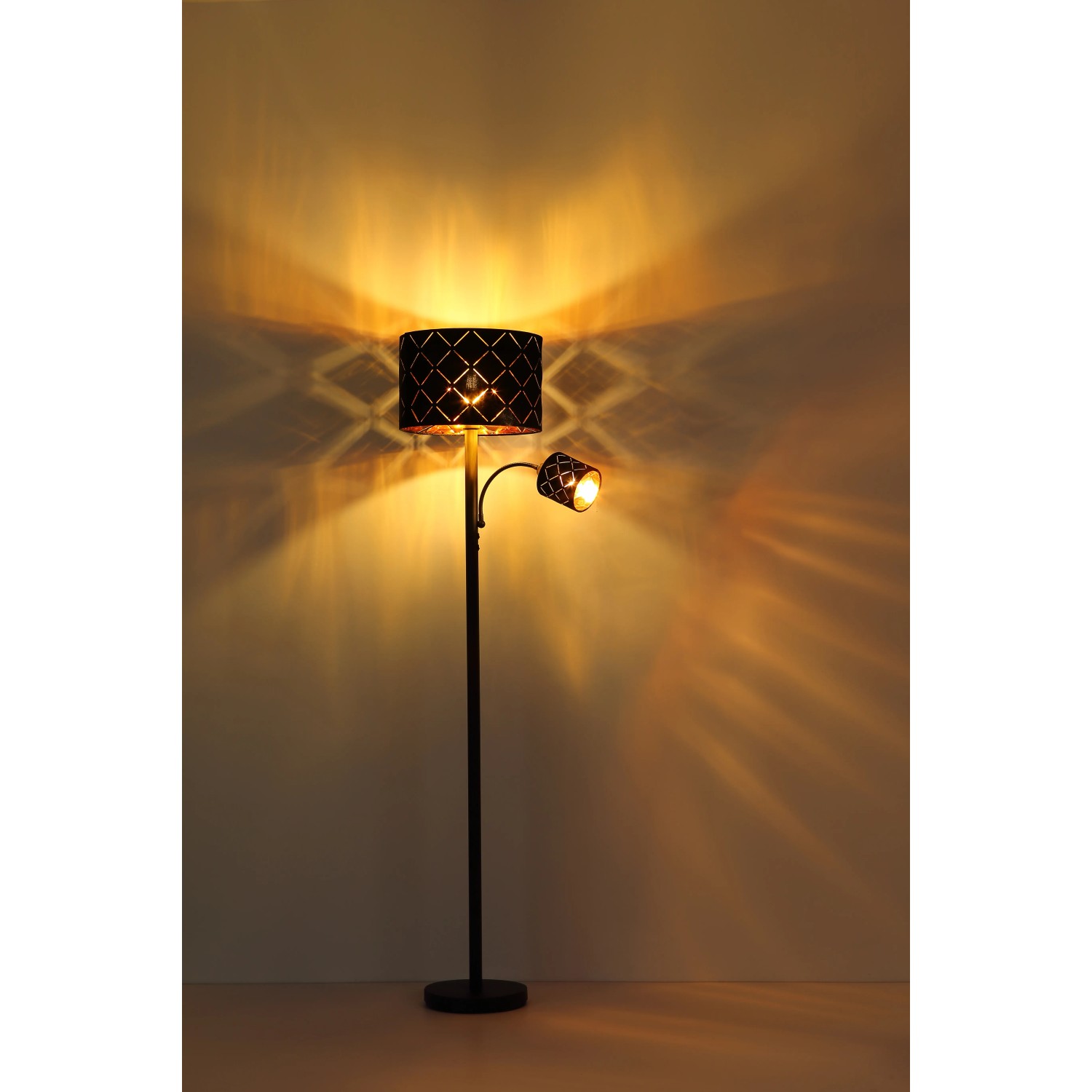 Schwarze Globo Stehlampe Sunna mit zwei Leuchten, Samt-Schirmen und Dekorstanzungen. Design-Stehleuchte für Wohnräume.