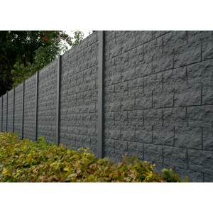 Betonzaun in Anthrazit-Grau mit Beckers Acrylfarbe gestrichen. Sichtschutzzaun.