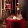 Burgunderrote Glasvase Blush Bordeaux (H 21 cm) mit Blumen als Tischdeko.