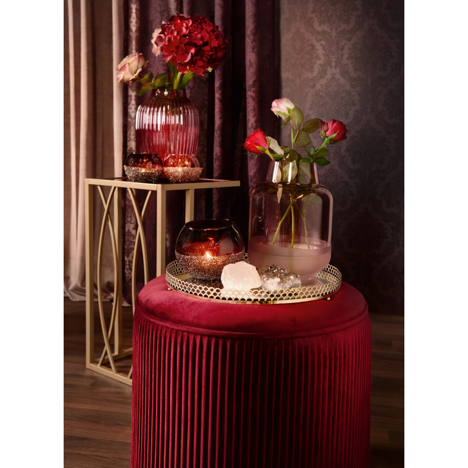 Burgunderrote Glasvase Blush Bordeaux (H 21 cm) mit Blumen als Tischdeko.