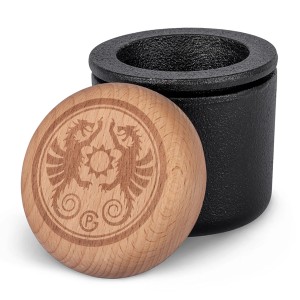 Petromax Handmörser aus Gusseisen (65 ml) mit Holzdeckel und Logo, ein Küchenhelfer für Gewürze.