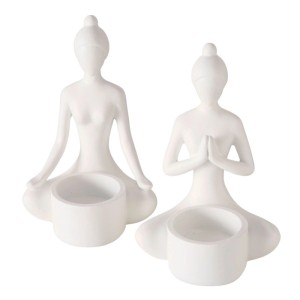 Zwei weiße Boltze Teelichthalter Yoga Figuren in Lotusposition als Kerzenhalter.