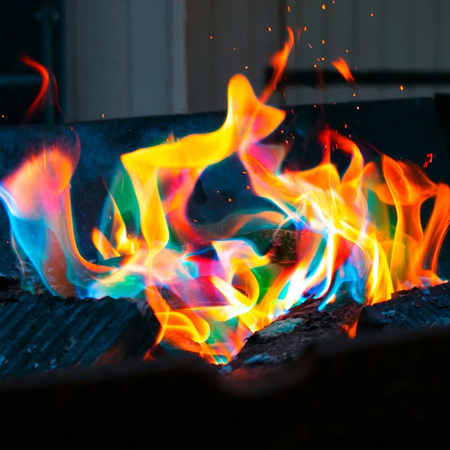 Buntes Feuer mit Feuerfarbe: Flammen in rot, orange, gelb, grün und blau.