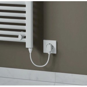 Weißer Ximax Handtuchheizkörper Omega (600 W) mit Heizstab und Schukostecker an der Wand.