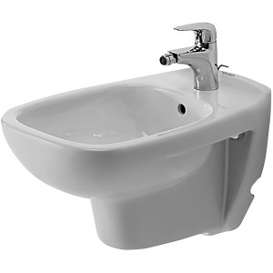 Weißes Duravit Wand-Bidet D-Code mit Armatur, Überlauf und Hahnlochbank.