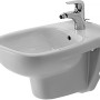Weißes Duravit Wand-Bidet D-Code mit Armatur, Überlauf und Hahnlochbank.