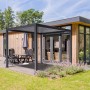 Best Terrassenüberdachung Cadiz mit Lamellendach und Sitzgruppe im Garten.