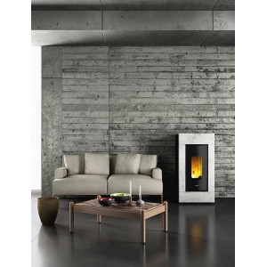 Freepoint Pelletofen Vega Naturstein 10,5 kW im Wohnraum mit Sofa und Tisch.