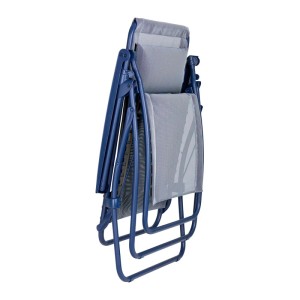 Zusammengeklappter Lafuma Relaxsessel R Clip Batyline in Indigo. Sonnenliege mit blauem Gestell.