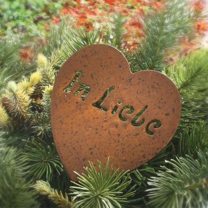 Rostfarbenes Deko-Herz aus Metall (10 cm) mit der Inschrift "In Liebe", Gartendekoration.