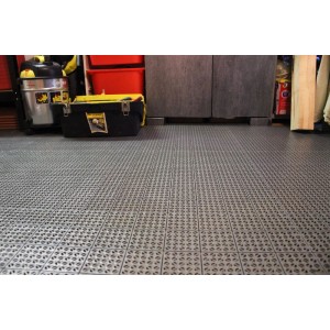 Anthrazitfarbene Onek Kunststoff-Fliese Multiplate 56x56 cm als Bodenbelag.