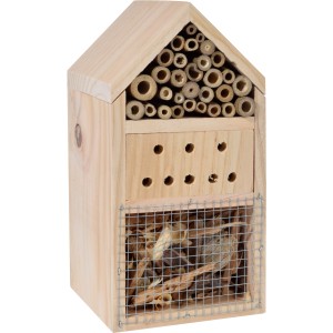 Insektenhotel aus Nadelholz mit Satteldach und verschiedenen Nistmöglichkeiten für Insekten.