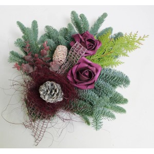 Urnengrabstrauß Nobilis, ca. 30 cm, mit Brombeere-farbenen Rosen und Tannenzapfen.