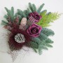 Urnengrabstrauß Nobilis, ca. 30 cm, mit Brombeere-farbenen Rosen und Tannenzapfen.