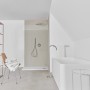 Ideal Standard Handbrause Idealrain Atelier Chrom im modernen Badezimmer.