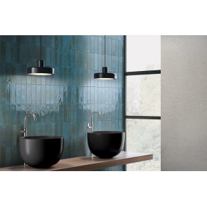 Badezimmer mit blauen Wandverblendern Piccadilly und schwarzen Aufsatzwaschbecken.