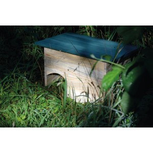 Dobar Igelhaus Bausatz mit grünem Dach im Garten, 34,5x24x27cm.