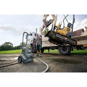 Kärcher HD 5/11 E Classic Hochdruckreiniger im Einsatz beim Reinigen einer Baumaschine.