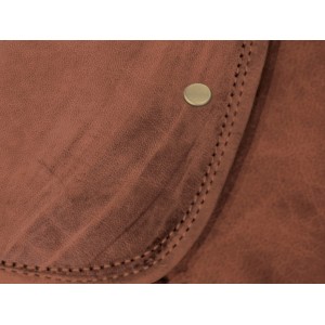 Detailaufnahme: Braunes Leder mit grauer Hohlniete (3x7mm) zur Textilverzierung.