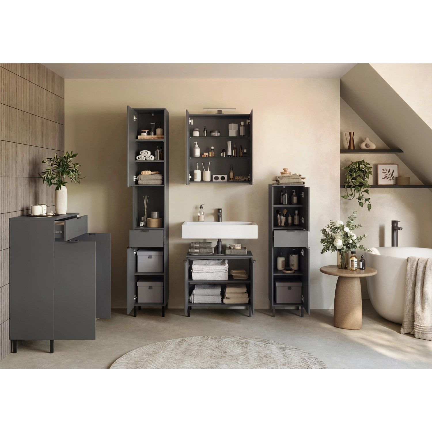 Germania Hochschrank Arcena in Graphit, 30x190x34 cm, Teil eines Badmöbel-Sets im Badezimmer.