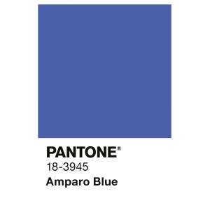 Alpina Innenfarbe Pantone Amparo Blue, Tiefblau. Quadratische Farbprobe mit Farbcode 18-3945.