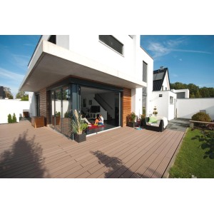 Terrasse mit braunen Osmo BPC Terrassendielen (2,5x14x300cm) vor modernem Haus.