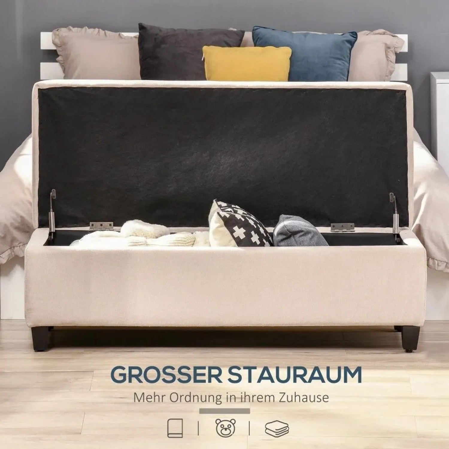 Beige HOMCOM Sitzbank mit offenem Deckel, zeigt geräumigen Stauraum für Kissen und Decken im Schlafzimmer.
