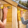 Holzhaus streichen mit Xyladecor Holzschutz-Lasur Ebenholz. Holzlasur schützt vor Witterung.