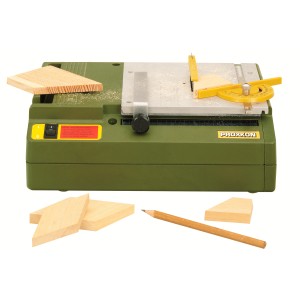 Proxxon KS 230 Modellbau Tischkreissäge mit Werkstücken und Zubehör.