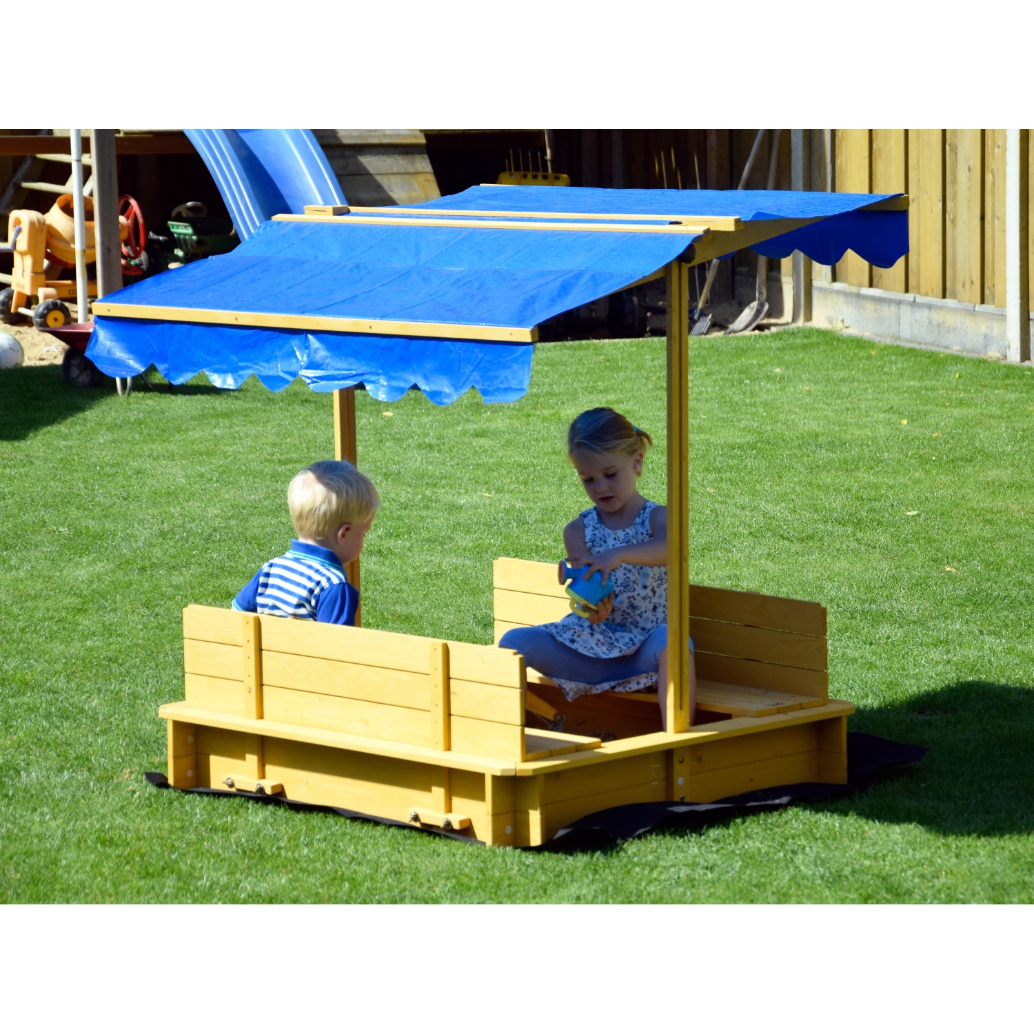 Dobar Sandkasten mit Dach, aus Holz mit blauem Sonnenschutz, Kinder spielen im Garten.