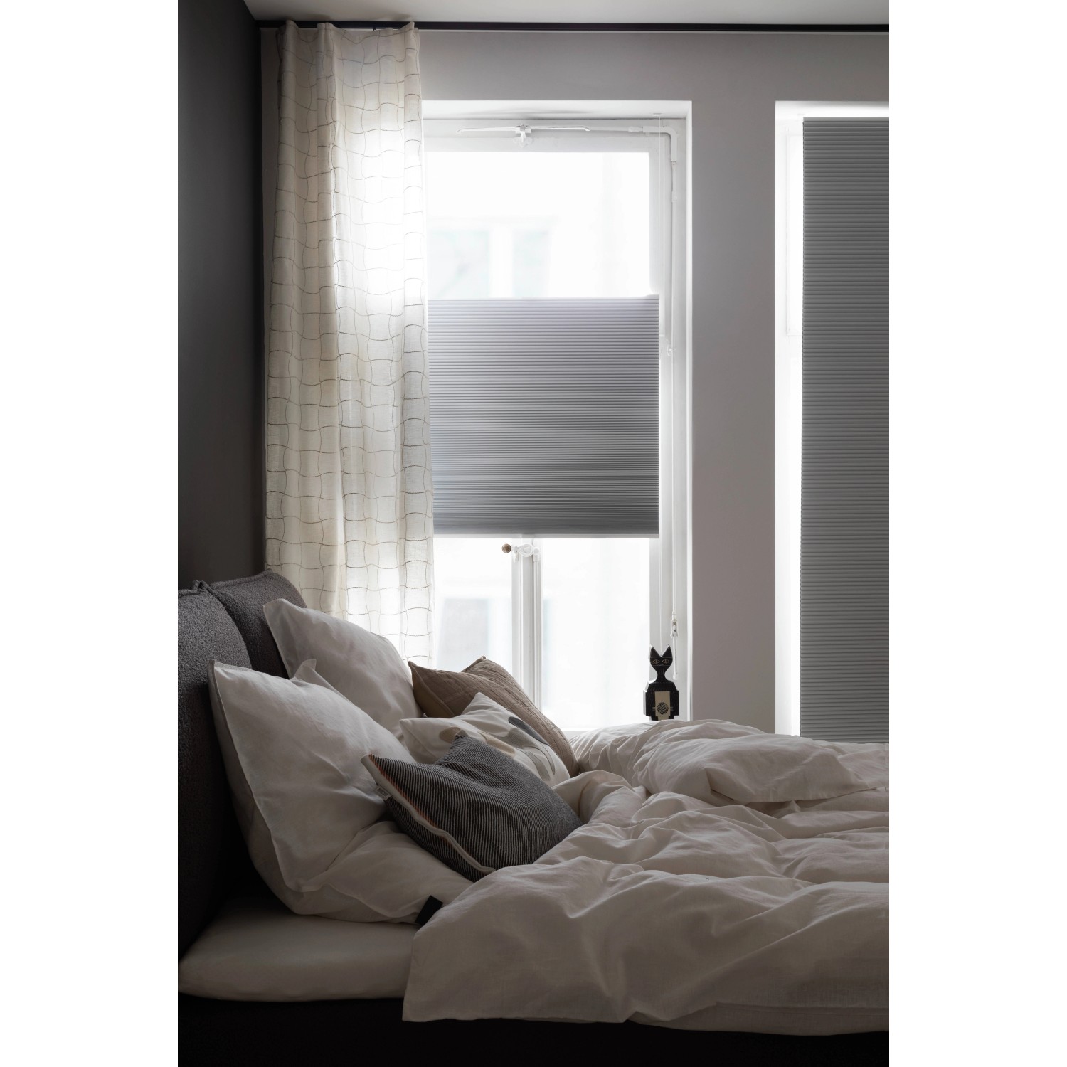 Schlafzimmer mit Schöner Wohnen Vorhangschiene Emilia, 1-läufig, schwarz-matt, mit Vorhang.