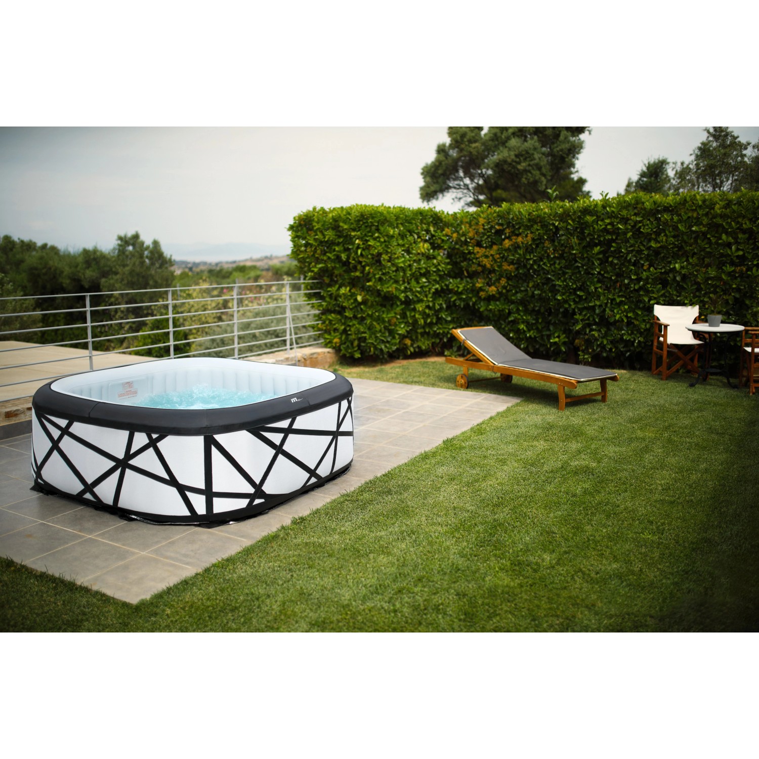 MSpa Soho AirJet Premium Whirlpool mit Hydromassage im Garten.
