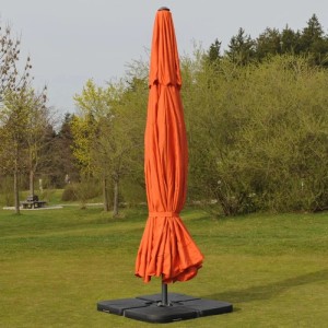 Geschlossener, terracottafarbener MCW Sonnenschirm Carpi Pro (Ø5m) mit Ständer im Garten.