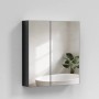 Schwarzer Emke Spiegelschrank 75x65 cm mit zwei Spiegeltüren an weißer Wand. Reflektiert Badewanne und Pflanze.
