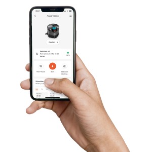 Hand hält Smartphone mit App zur Steuerung des Gardena AquaPrecise Bewässerungssystems.