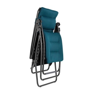 Zusammengeklappter Lafuma Relaxsessel RSX Clip AirComfort in Korallblau. Sonnenliege mit Stahlgestell.