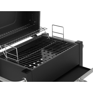 Detailaufnahme: Schwarzer Tepro Toronto Holzkohlegrill Easy mit Grillrost und Warmhalterost.