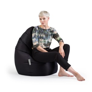 Sitting Point Sitzsack Brava, 120 l, Schwarz mit sitzender Person.