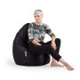 Sitting Point Sitzsack Brava, 120 l, Schwarz mit sitzender Person.
